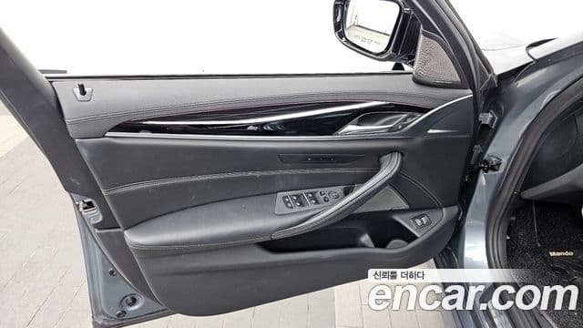 BMW 5 Series 2018 — ფოტო 27/30