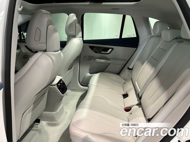 Mercedes-Benz EQE SUV 2026 — Photo 12/17