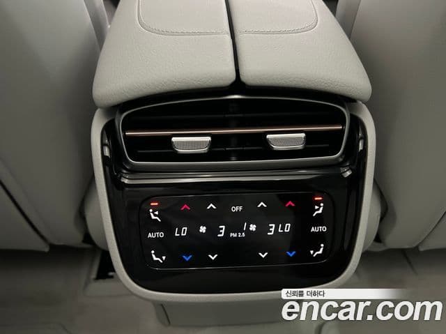 Mercedes-Benz EQE SUV 2026 — Photo 15/17