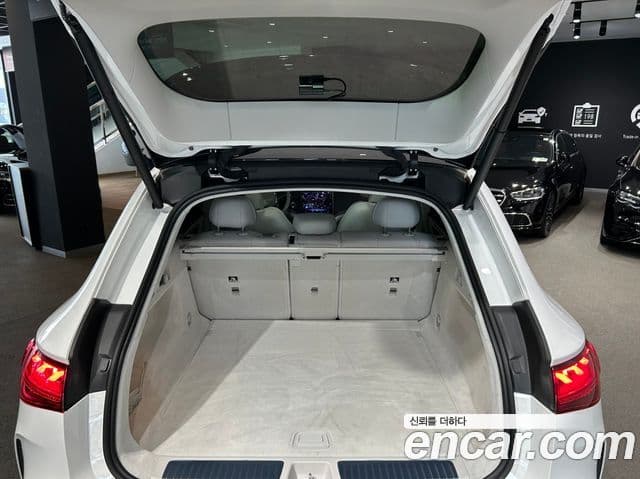 Mercedes-Benz EQE SUV 2026 — Photo 16/17
