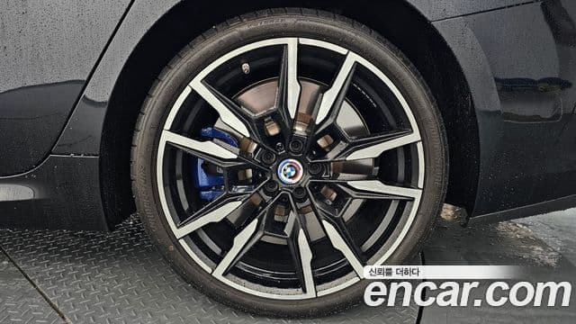 BMW 8 Series 2023 — Photo 25/38