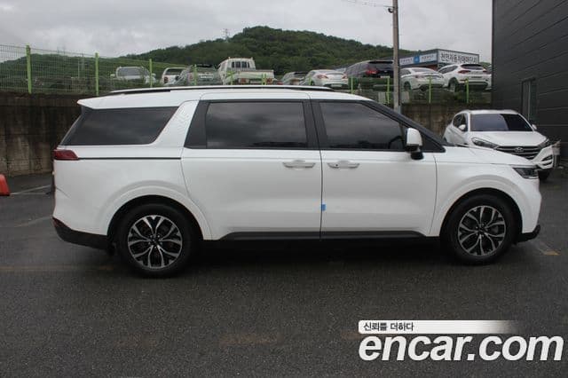 Kia Carnival 2023 — ფოტო 4/20