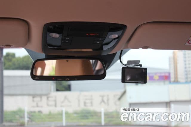 Kia Carnival 2023 — ფოტო 7/20