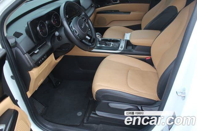 Kia Carnival 2023 — ფოტო 8/20