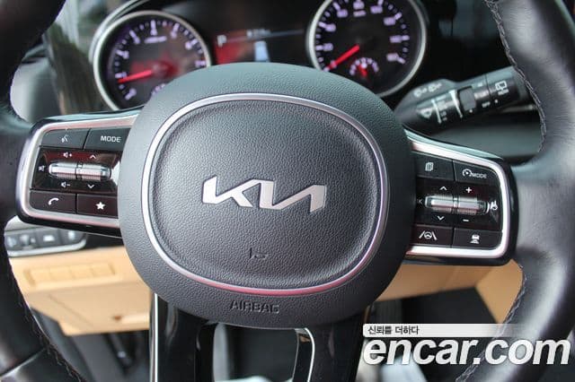 Kia Carnival 2023 — ფოტო 16/20