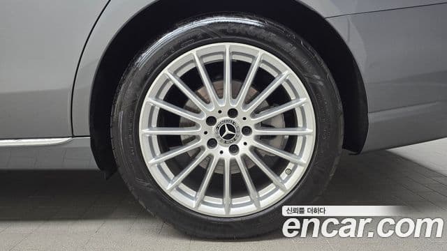 Mercedes-Benz E-Class 2022 — Photo 20/32