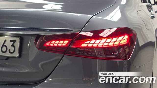 Mercedes-Benz E-Class 2022 — Photo 19/32