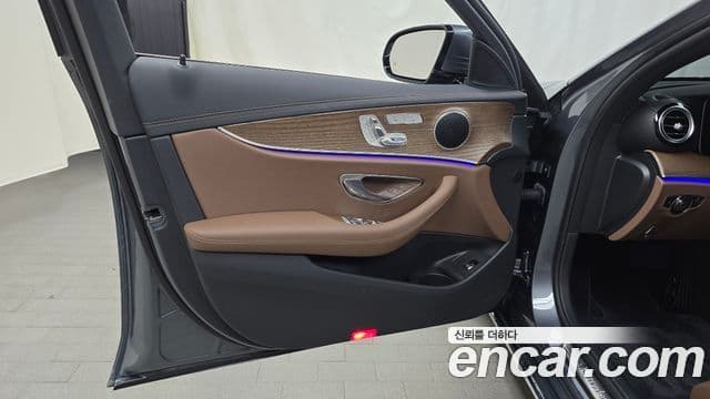Mercedes-Benz E-Class 2022 — Photo 13/32