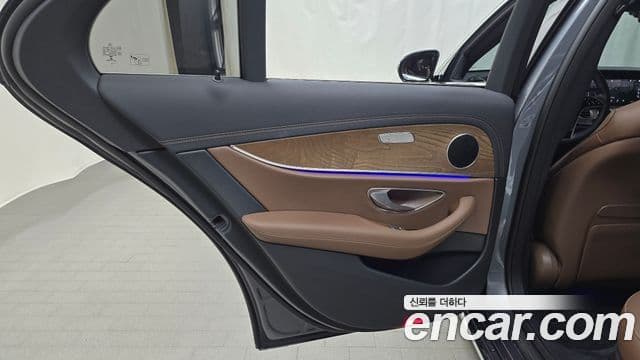Mercedes-Benz E-Class 2022 — Photo 8/32