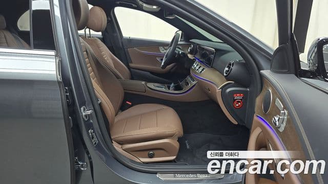 Mercedes-Benz E-Class 2022 — Photo 27/32