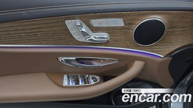 Mercedes-Benz E-Class 2022 — Photo 21/32