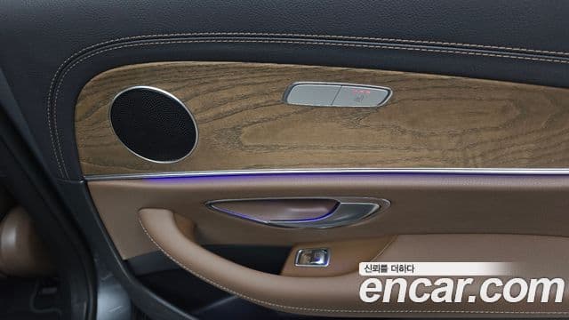 Mercedes-Benz E-Class 2022 — Photo 14/32