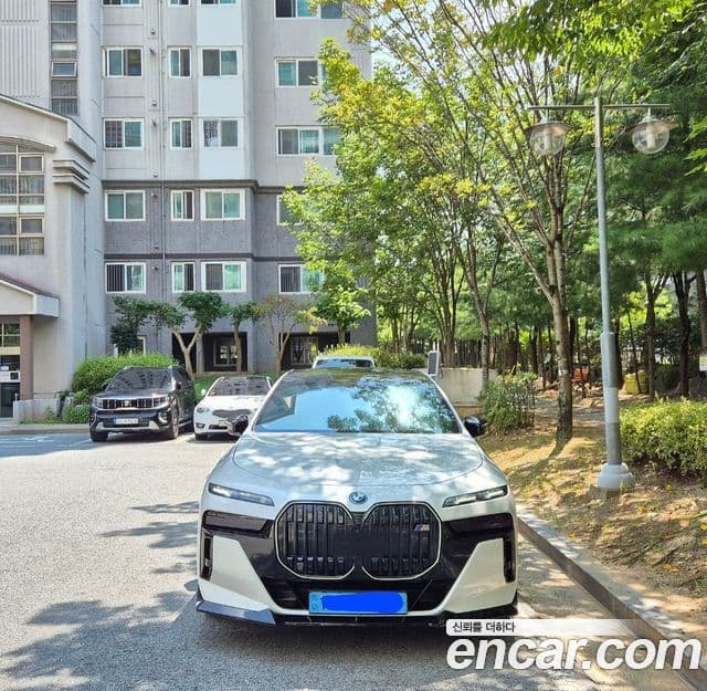 BMW i7 2023 — Şəkil 1/4