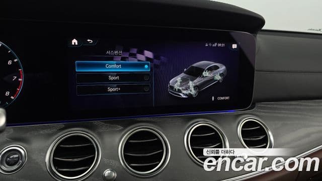 Mercedes-Benz E-Class 2023 — ფოტო 17/20