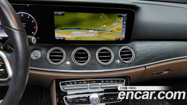 Mercedes-Benz E-Class 2019 — Şəkil 18/20
