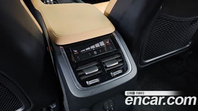 Volvo XC90 2022 — ფოტო 19/20