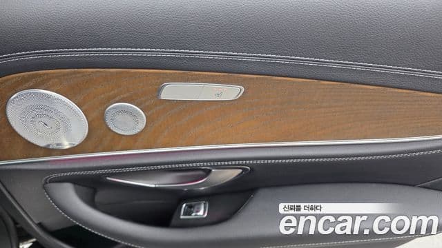 Mercedes-Benz E-Class 2019 — ფოტო 18/20
