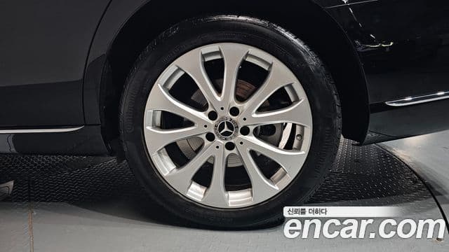 Mercedes-Benz E-Class 2018 — ფოტო 32/37