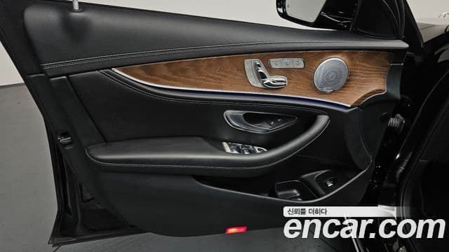 Mercedes-Benz E-Class 2018 — ფოტო 23/37