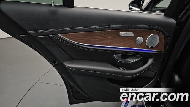 Mercedes-Benz E-Class 2018 — ფოტო 20/37