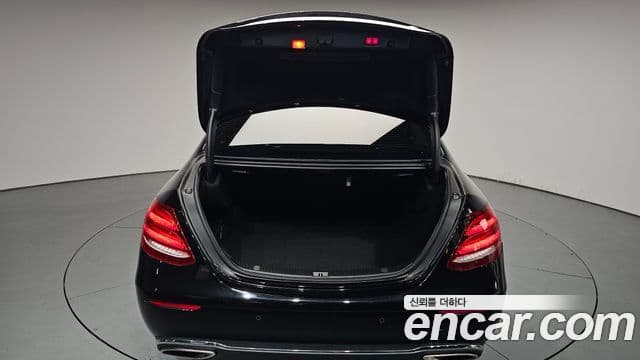 Mercedes-Benz E-Class 2018 — ფოტო 16/37