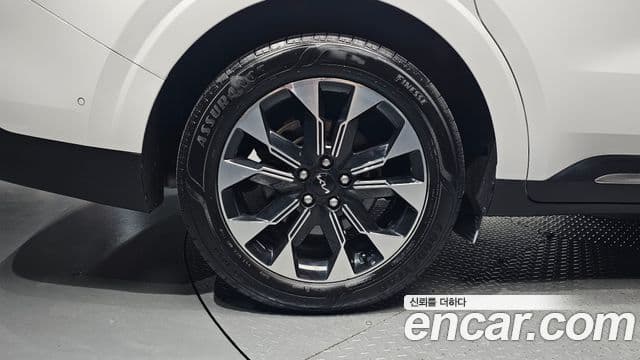 Kia Carnival 2023 — ფოტო 5/20