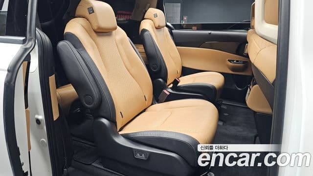 Kia Carnival 2023 — ფოტო 11/20
