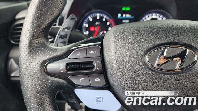 Hyundai Veloster 2021 — ფოტო 17/20