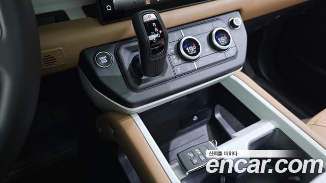 Land Rover Defender 2025 — ფოტო 13/20