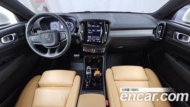Volvo XC40 2021 — ფოტო 6/20