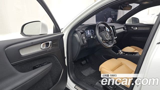 Volvo XC40 2021 — ფოტო 9/20