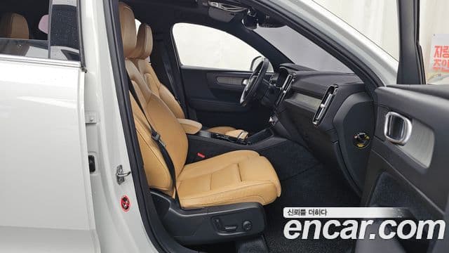 Volvo XC40 2021 — ფოტო 10/20