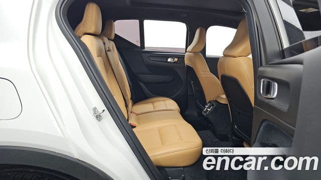 Volvo XC40 2021 — ფოტო 11/20