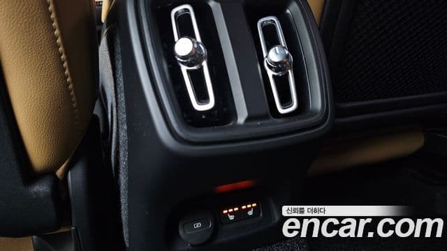 Volvo XC40 2021 — ფოტო 18/20