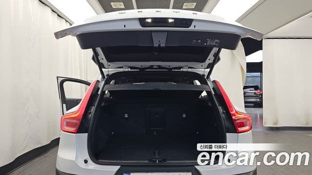 Volvo XC40 2021 — ფოტო 19/20