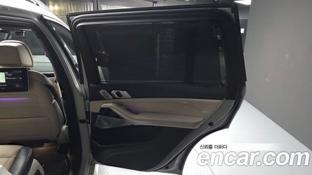 BMW X7 2021 — Photo 16/33