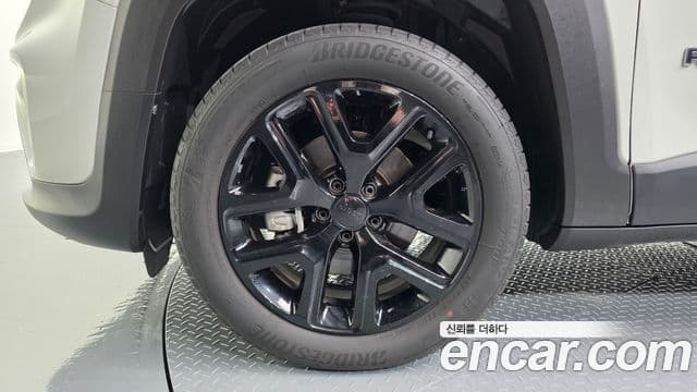 Jeep Renegade 2023 — ფოტო 5/20