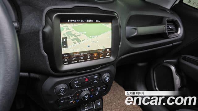 Jeep Renegade 2023 — ფოტო 13/20