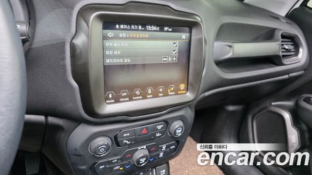 Jeep Renegade 2023 — ფოტო 14/20