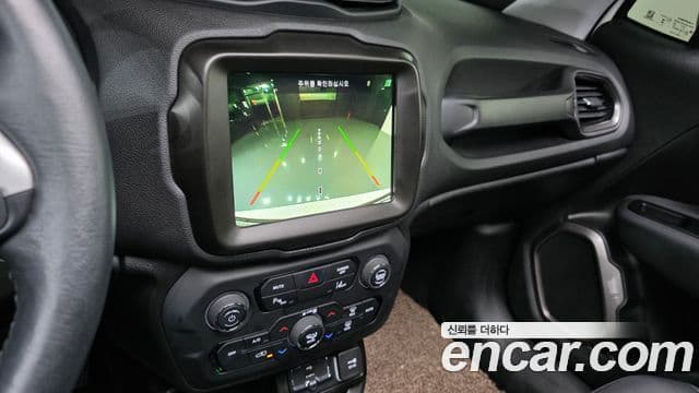 Jeep Renegade 2023 — ფოტო 17/20