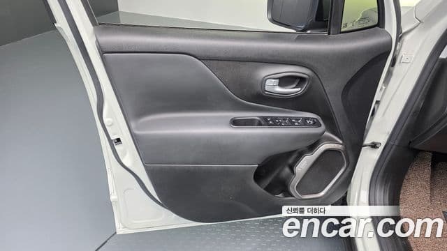 Jeep Renegade 2023 — Photo 21/33