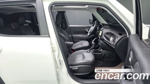 Jeep Renegade 2023 — Photo 15/33