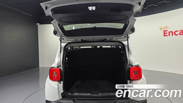 Jeep Renegade 2023 — Photo 29/33