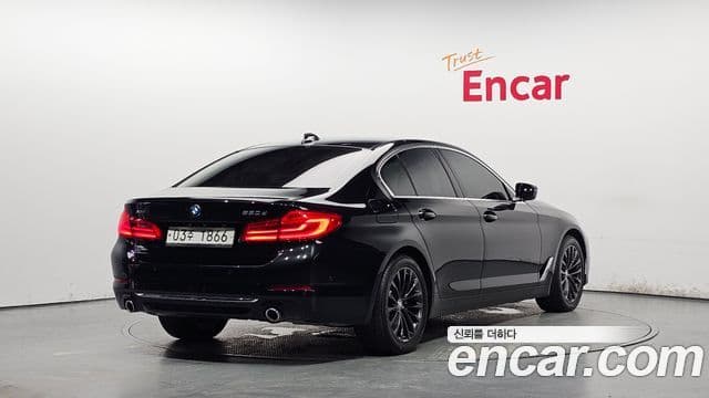BMW 5 Series 2019 — ფოტო 2/20