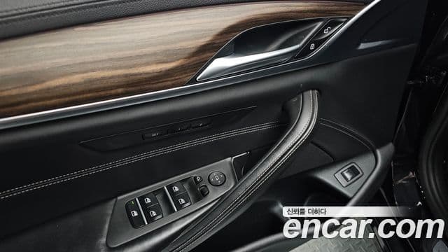 BMW 5 Series 2019 — ფოტო 18/20