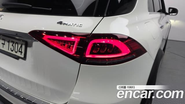 Mercedes-Benz GLE-Class 2021 — Photo 16/32