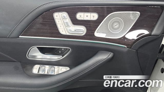 Mercedes-Benz GLE-Class 2021 — Photo 17/32