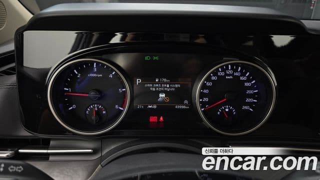 Kia Carnival 2021 — ფოტო 8/20