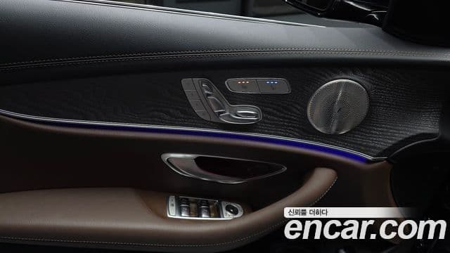 Mercedes-Benz E-Class 2022 — Photo 9/30