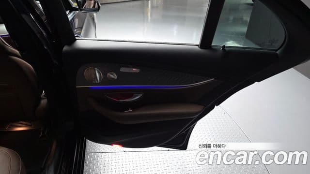 Mercedes-Benz E-Class 2022 — Photo 7/30